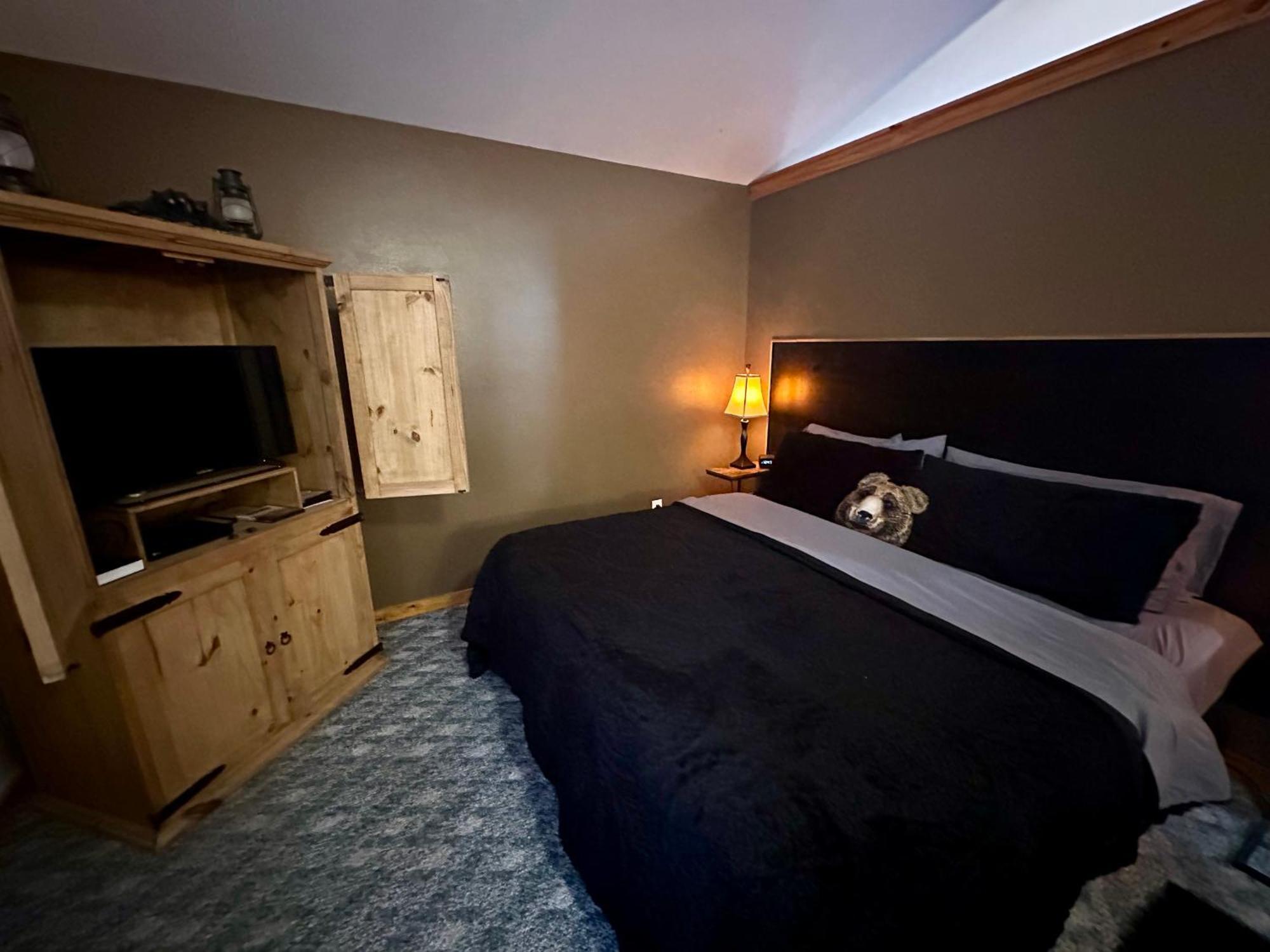 Cedar Creek Cabins #1 - Giant Spa Tub, Large Wooded Porch, Full Kitchen, 1 Bedroom Eureka Springs Esterno foto
